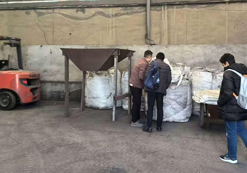 International customer visiting factory and checking quality of FeSi inoculant samples