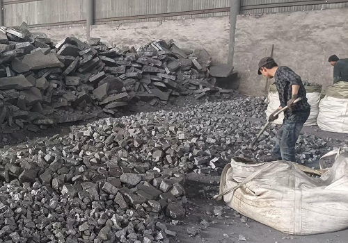 Ferrosilicon 75% ingots processing to lump shape by crushing equipment