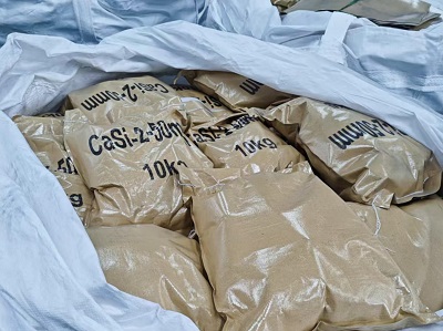 Open 1-ton bag revealing waterproof 10kg small bags of Calcium Silicon alloy labeled CASI-2-50MM 10KGS for South America export